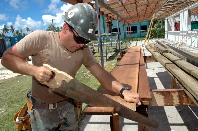 menuisier-COURSEGOULES-min_worker_construction_building_carpenter_male_job_build_helmet-893290